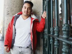 Oscar Luque. El músico que tiene 17 años de trayectoria; posa afuera del Teatro Degollado. EL INFORMADOR/E. Barrera