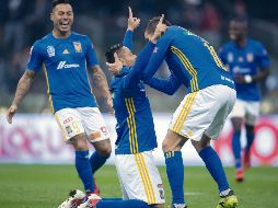 Celebración felina. Juninho levanta los brazos tras anotar de penalti al América. Lo acompañan Gignac y Vargas. MEXSPORT