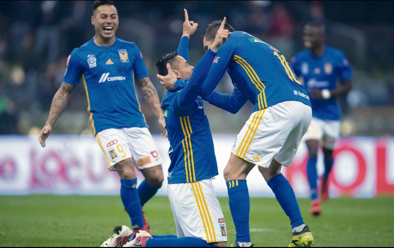 Celebración felina. Juninho levanta los brazos tras anotar de penalti al América. Lo acompañan Gignac y Vargas. MEXSPORT