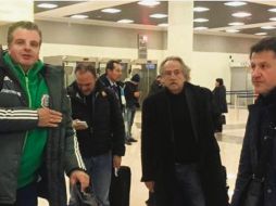 Arribo. Dennis Te Kloese (izq.), Guillermo Cantú y Juan Carlos Osorio (der.) al llegar a Moscú. ESPECIAL/MISELECCION.MX