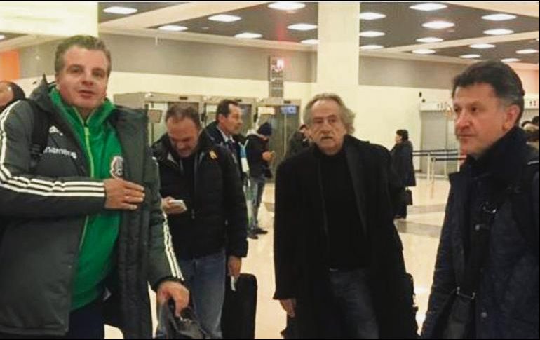 Arribo. Dennis Te Kloese (izq.), Guillermo Cantú y Juan Carlos Osorio (der.) al llegar a Moscú. ESPECIAL/MISELECCION.MX