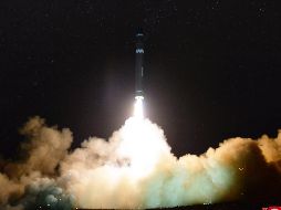 Fotografía cedida por la Agencia Central de Noticias Norcoreana que muestra el lanzamiento del misil balístico intercontinental Hwasong-15, recientemente desarrollado. EFE/KCNA