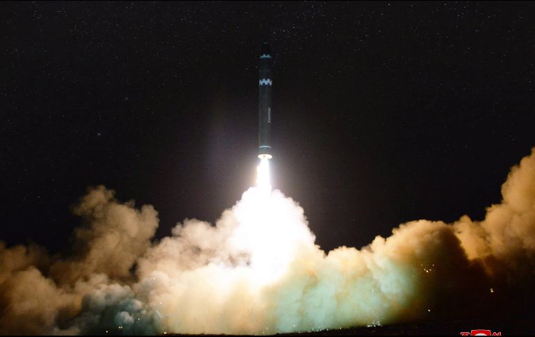 Fotografía cedida por la Agencia Central de Noticias Norcoreana que muestra el lanzamiento del misil balístico intercontinental Hwasong-15, recientemente desarrollado. EFE/KCNA
