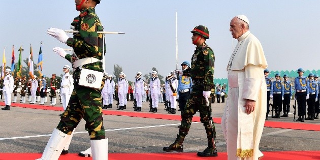El Papa Francisco llega a Bangladesh