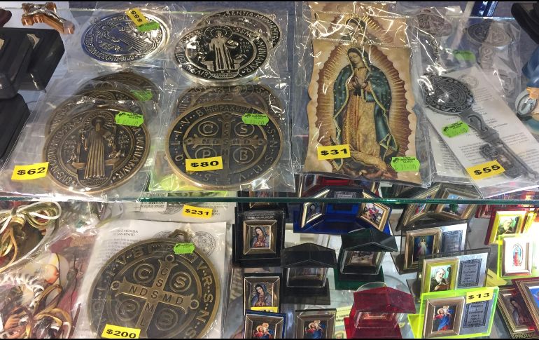 Imágenes de la Virgen de Guadalupe o Medallas de San Benito son de los artículos más vendidos. EL INFORMADOR / P. Gallardo