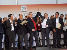 Cada uno de los presidentes estatales priistas, entregaron a Meade el documento firmado con el cual manifiestan su apoyo. TWITTER / @PRI_Nacional