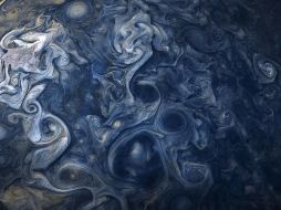 Las fotografías fueron tomadas cuando la nave espacial Juno orbitaba a 18 mil 906 kilómetros de las nubes de Júpiter. TWITTER /