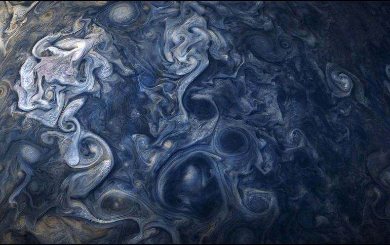 Las fotografías fueron tomadas cuando la nave espacial Juno orbitaba a 18 mil 906 kilómetros de las nubes de Júpiter. TWITTER /