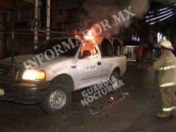 Los comerciantes reaccionaron con violencia e incendiaron una camioneta de Siteur. ESPECIAL / Noticiero #GuardiaNocturna