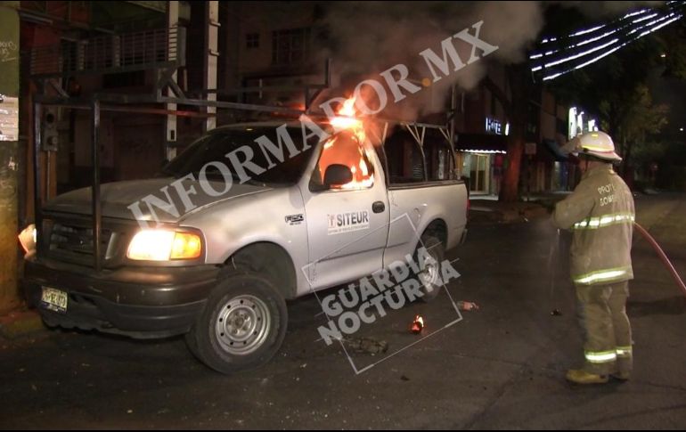 Los comerciantes reaccionaron con violencia e incendiaron una camioneta de Siteur. ESPECIAL / Noticiero #GuardiaNocturna
