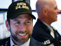 Un operador de la Bolsa de Valores de Nueva York reacciona con una sonrisa al final de la jornada bursátil positiva. EFE / J. Lane