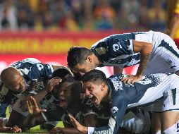 Avilés Hurtado celebra su gol con Rogelio Funes Mori, Carlos Sánchez y Dorlan Pabón. MEXSPORT/O Martínez