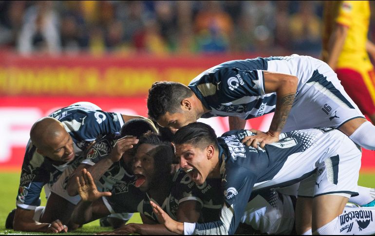 Avilés Hurtado celebra su gol con Rogelio Funes Mori, Carlos Sánchez y Dorlan Pabón. MEXSPORT/O Martínez