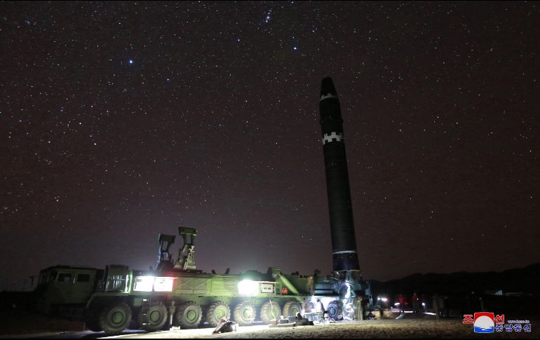 Vista del lanzamiento del nuevo misil intercontinental, un modelo más grande y mejor diseñado que subraya los avances armamentísticos del régimen norcoreano. EFE/ KCNA