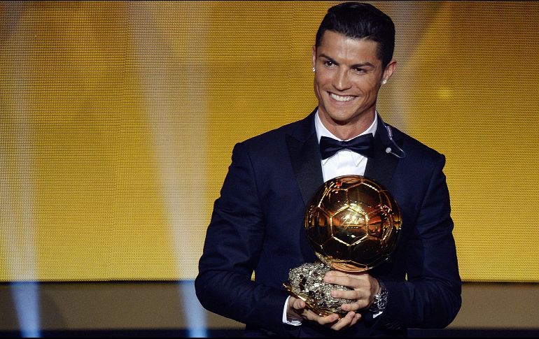 Si gana su quinto Balón de Oro, Cristiano igualará el palmarés del barcelonista Leo Messi, también ganador en cinco ocasiones de este trofeo. EFE / ARCHIVO