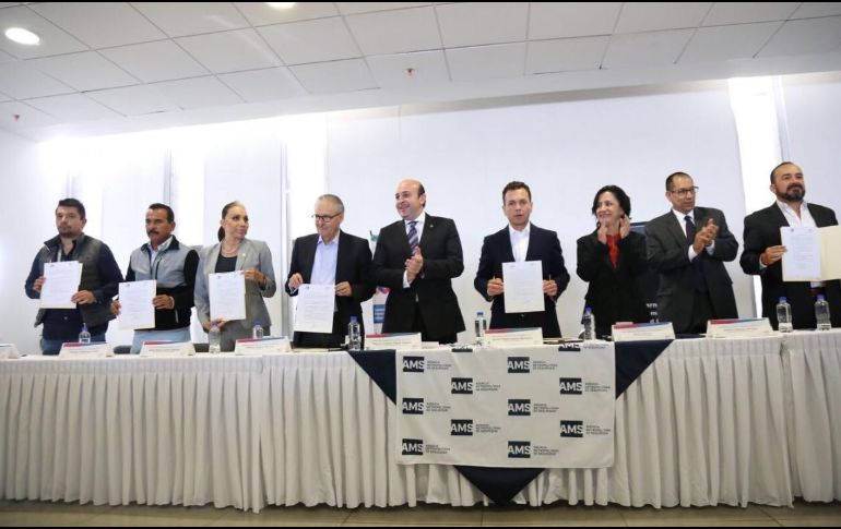 Los nueve presidentes municipales de la zona metropolitana y la Agencia de Metropolitana de Seguridad firmaron los compromisos de la campaña “México sin Homicidios”. TWITTER/ @MarcoValerioGDL