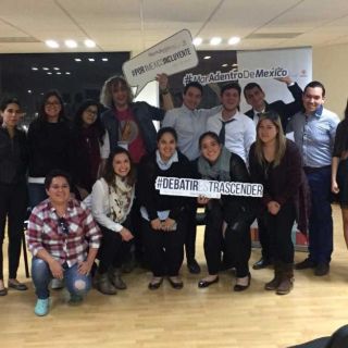 "El Chascas" Valenzuela conversa 'de tú a tú' con jóvenes