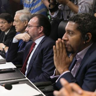 Maduro y oposición negocian salidas a crisis venezolana