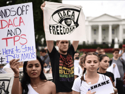 El grupo de activistas pide al Congreso apoyo para 800 mil inmigrantes traídos a EU cuando eran niños. TWITTER/ @elirossis