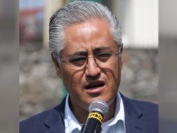 Al borde de las lágrimas y con la voz entrecortada, el ex rector afirmó que la UAEM sufre la violencia demencial de un gobierno autoritario. TWITTER/@AleVeraJimenez