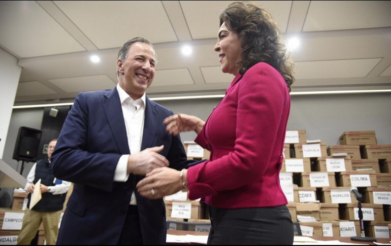 Meade y Ortega se saludan luego de que ésta informara que suma a la campaña del exsecretario de Hacienda. NTX/Especial