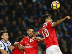 El mexicano Héctor Herrera (izquierda) estuvo a punto de marcar la diferencia al mandar el balón a la red, pero el gol fue anulado por el árbitro. EFE/J. Coelho