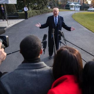 Trump dice estar tranquilo por lo que declare Flynn