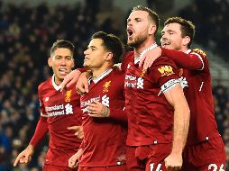 Las anotaciones del Liverpool son obra de Enrre Can, Roberto Firmino (c) con doblete, Phillippe Coutinho y un autogol de Lewis Dunk. AFP / G. Kirk