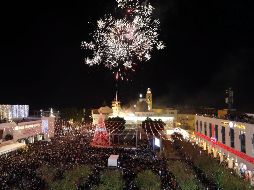 Tras una cuenta regresiva, se encendieron las luces del árbol, también los farolillos decorativos de la plaza. EFE/ ARCHIVO