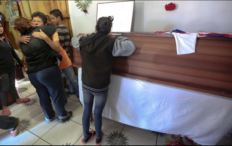 Familiares y amigos velan a Kimberly Dayana Fonseca, baleada en Tegucigalpa, Honduras. EFE/ G. Amador