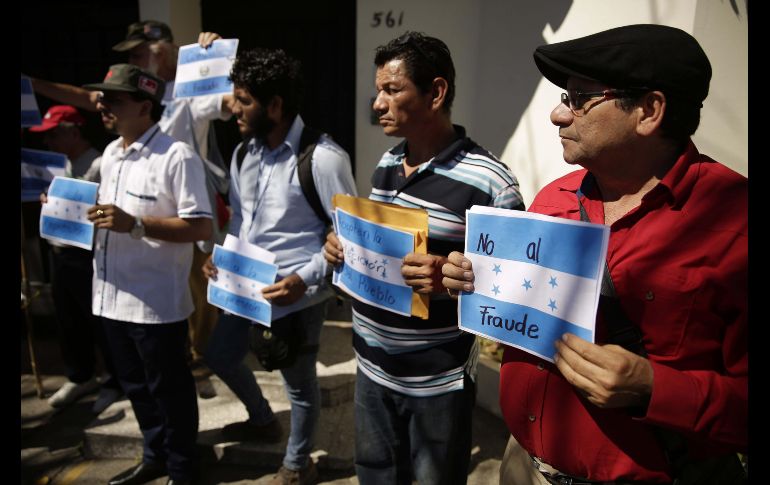 Las protestas también se dieron  frente a la Embajada de Honduras en El Salvador. Un grupo de militantes y diputados del oficialista salvadoreño Frente Farabundo Martí para la Liberación Nacional (FMLN) protestan contra un supuesto 