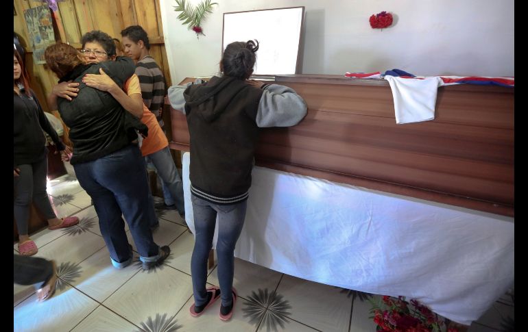 Familiares velan a Kimberly Dayana Fonseca, de 19 años, que murió de un disparo durante una jornada de protestas. Según medios hondureños, van al menos siete muertos. EFE / G. Amador