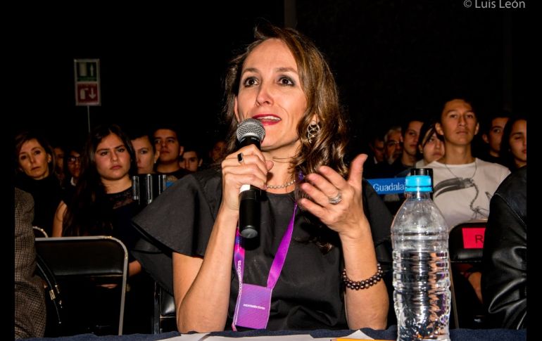 La maestra Nadia Paola Mireles Torres Coordinadora de Relaciones Institucionales, de la Universidad de Guadalajara, felicitó a los jóvenes por su desempeño.  MAR ADENTRO / L. E. León