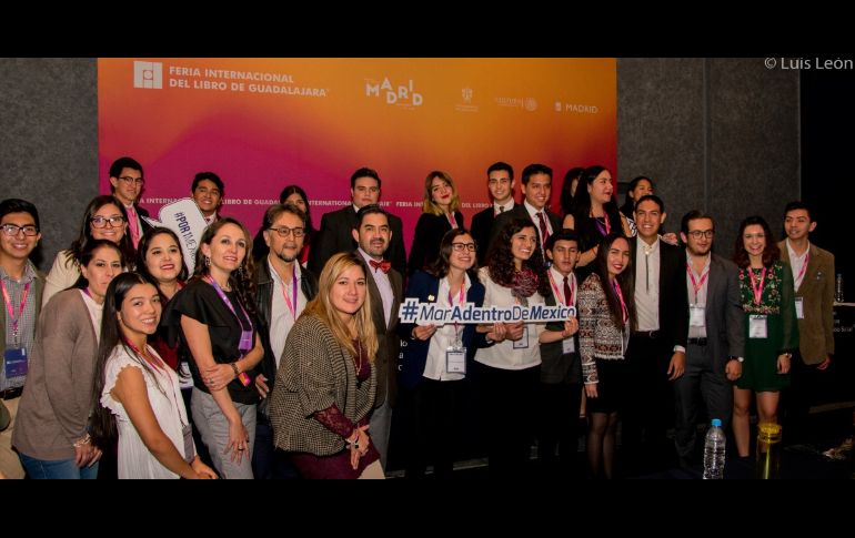 El equipo de Mar Adentro de México y los jóvenes debatientes, comparten un mismo objetivo, apoyar a la juventud en su desarrollo integral y su compromiso social. MAR ADENTRO / L. E. León