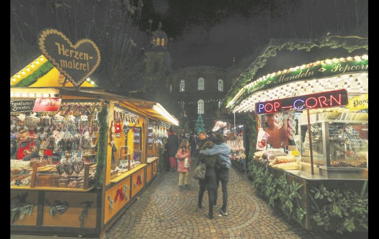 Larga tradición en Frankfurt: El Mercado Navideño Frankfurt  es uno de los más tradicionales en el continente Europeo, ya que la primera vez que se menciona fue en 1393. Estará montado hasta el día 22 de diciembre  y es un punto de reunión para comprar las viandas de temporada, adornos para el hogar y artesanías. EFE / A. Babni