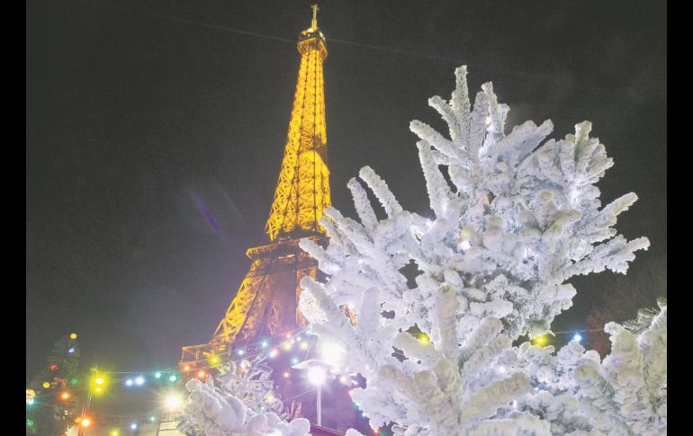 París se llena de luz: La Torre Eiffel y el río Sena se ven rodeados de arbolitos de Navidad y alegres hombres vestidos de Santa Claus con la llegada de las fiestas.  Sin duda, la capital de la nación francesa es una de las que con mayor orgullo presume sus galas de fin de año. AP / M. Euler