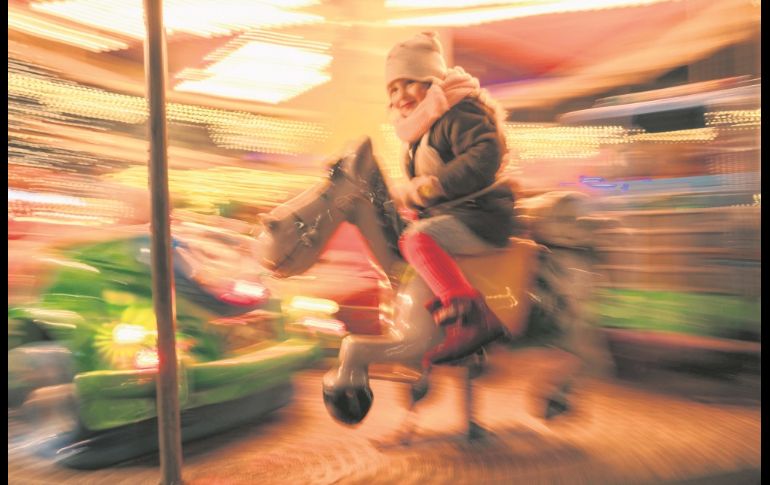 Sankt Pölten y su baile de colores: Austria tiene una larga tradición de mercados navideños (algo que comparte con Alemania), aunque en los últimos años han apostado por volverlos un poco más modernos y sobre todo, luminosos. Sankt Pölten, capital de la Baja Austria, presume por estos días sus calles, engalanadas con miles de brillantes luces.  AFP / J. Klamar