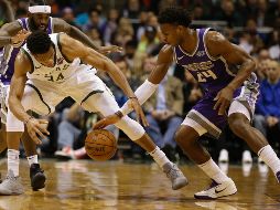 Antetokounmpo (i, #34) está destinado a ser una estrella más brillante de lo que ya es y con el paso de los años puede llegar a ocupar el lugar que deje vacante LeBron James. AP