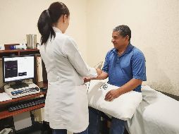 La médico especialista en rehabilitación, Catalina Cisneros, da estímulos eléctricos al paciente Miguel Rodríguez Jiménez, cuyas respuestas se registran en una computadora. EL INFORMADOR/T. Villaseñor