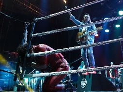 La presentación lúdica evocaba la lucha libre: al frente del escenario se colocaron cuerdas para replicar el ambiente. EL INFORMADOR / A. Camacho