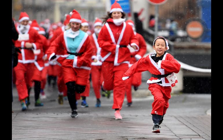 Competidores vestidos de Santa Claus participan en una carrera en beneficio de niños pobres en Budapest, Hungría. AFP/A. Kisbenedek