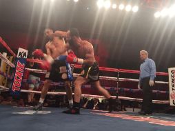 Mientras que Navarrete (I) buscaba atacar con veloces combinaciones, Álvarez (C) hacía uso de su experiencia con contraataques que casi siempre atinaron en la humanidad de su adversario. ESPECIAL / COMUDE