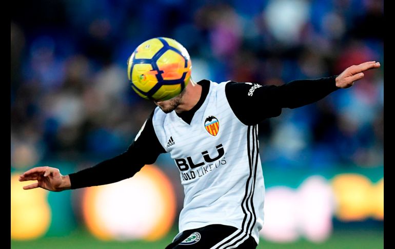 José Luis Gaya, del Valencia, controla un balón durante un partido de la Liga española ante el Getafe en la ciudad de Getafe. AFP/J. Soriano