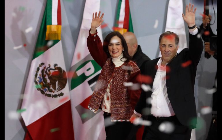 Con su esposa, Juana Cuevas. Las elecciones se realizarán del 1 de julio de 2018.