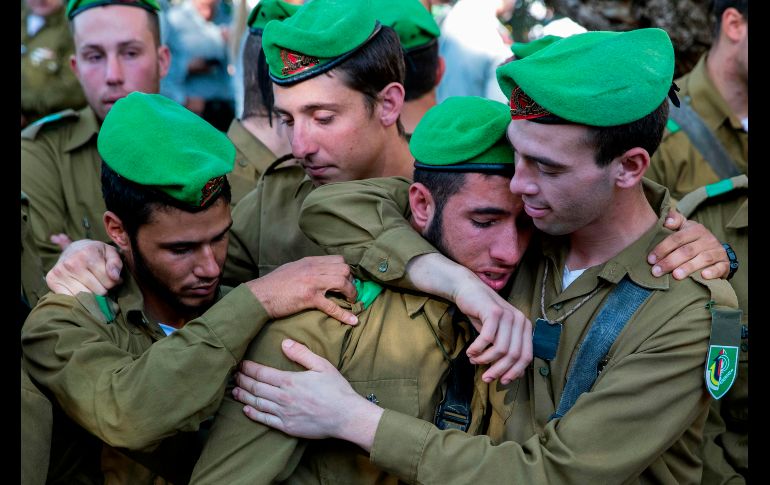 Compañeros de  Ron Yitzhak Kukia, sargento israelí que murió acuchillado en Arad la semana pasada, se lamentan durante su funeral en un cementerio militar de Tel Aviv, Israel. AFP/J. Guez