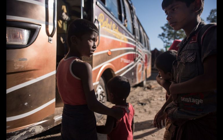 Niños rohinyás abordan un camión en Cox's Bazar, Bangladesh, rumbo a un campamento de refugiados, luego de huir de Birmania. AFP/E. Jones