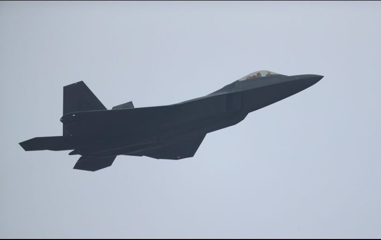 Un caza estadounidense F-22 Raptor despega de la base aérea en Gwangju, Corea del Sur. Este lunes comienzan los ejercicios 