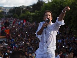 Miles de manifestantes de la oposición salieron a las calles de Tegucigalpa horas antes de que entrara en vigor un toque de queda para denunciar lo que califican de fraude. AP / R. Abd