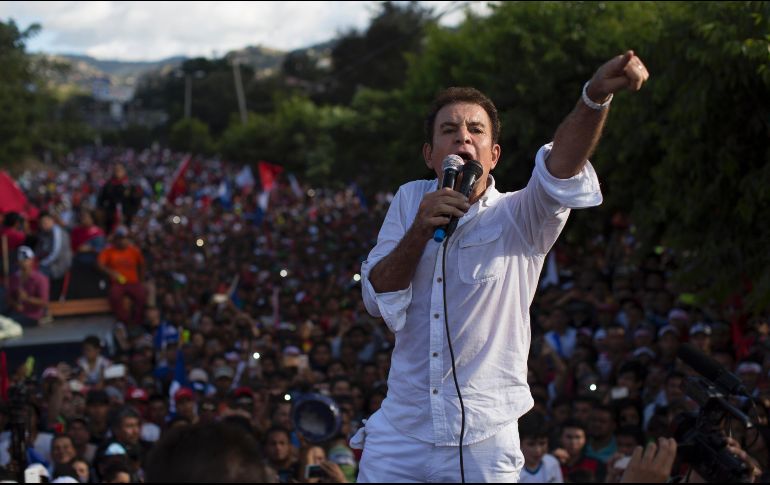 Miles de manifestantes de la oposición salieron a las calles de Tegucigalpa horas antes de que entrara en vigor un toque de queda para denunciar lo que califican de fraude. AP / R. Abd