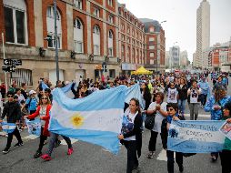 Familiares de los tripulantes del submarino piden al presidente que los escuche. AP/V. Robles